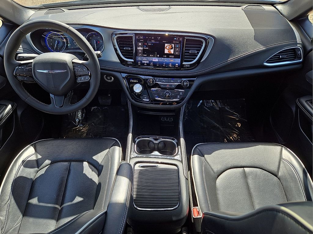 Used 2025 Chrysler Pacifica Limited image 18