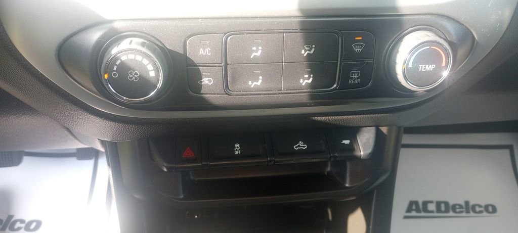 Used 2022 Chevrolet Colorado LT w/ LT Convenience Package image 11