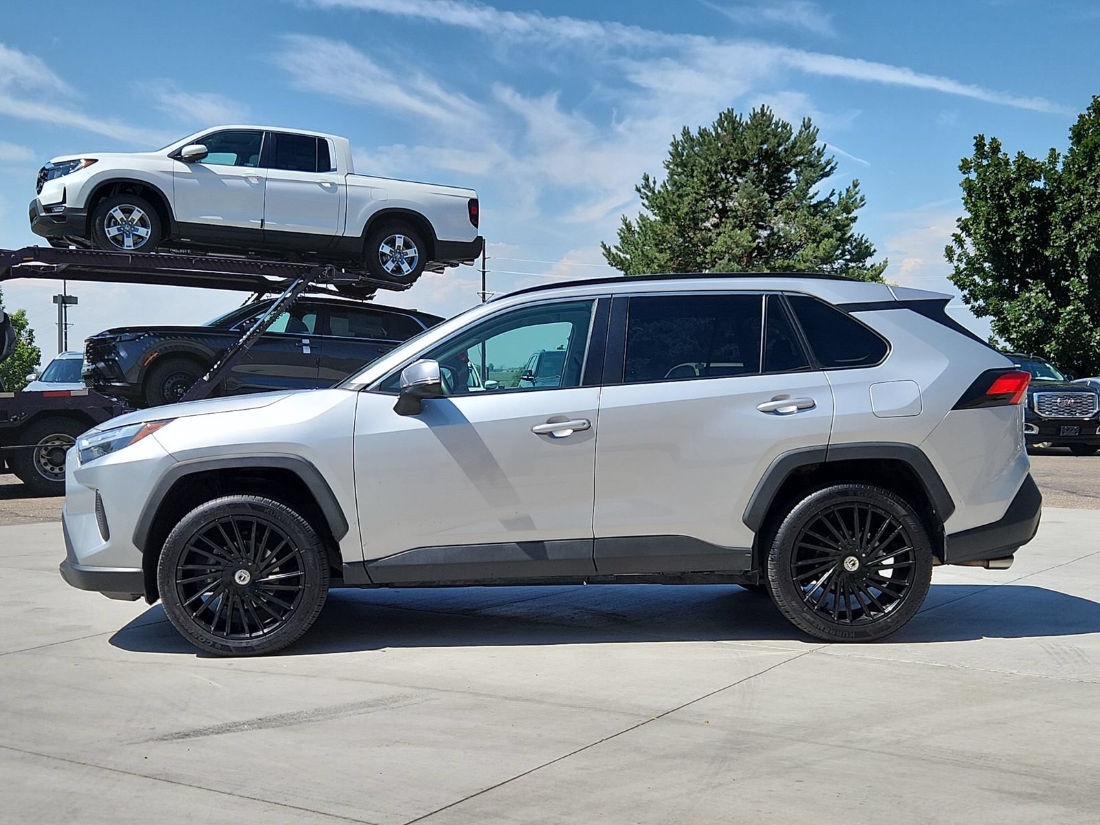 Used 2024 Toyota RAV4 XLE AWD/4WD image 2
