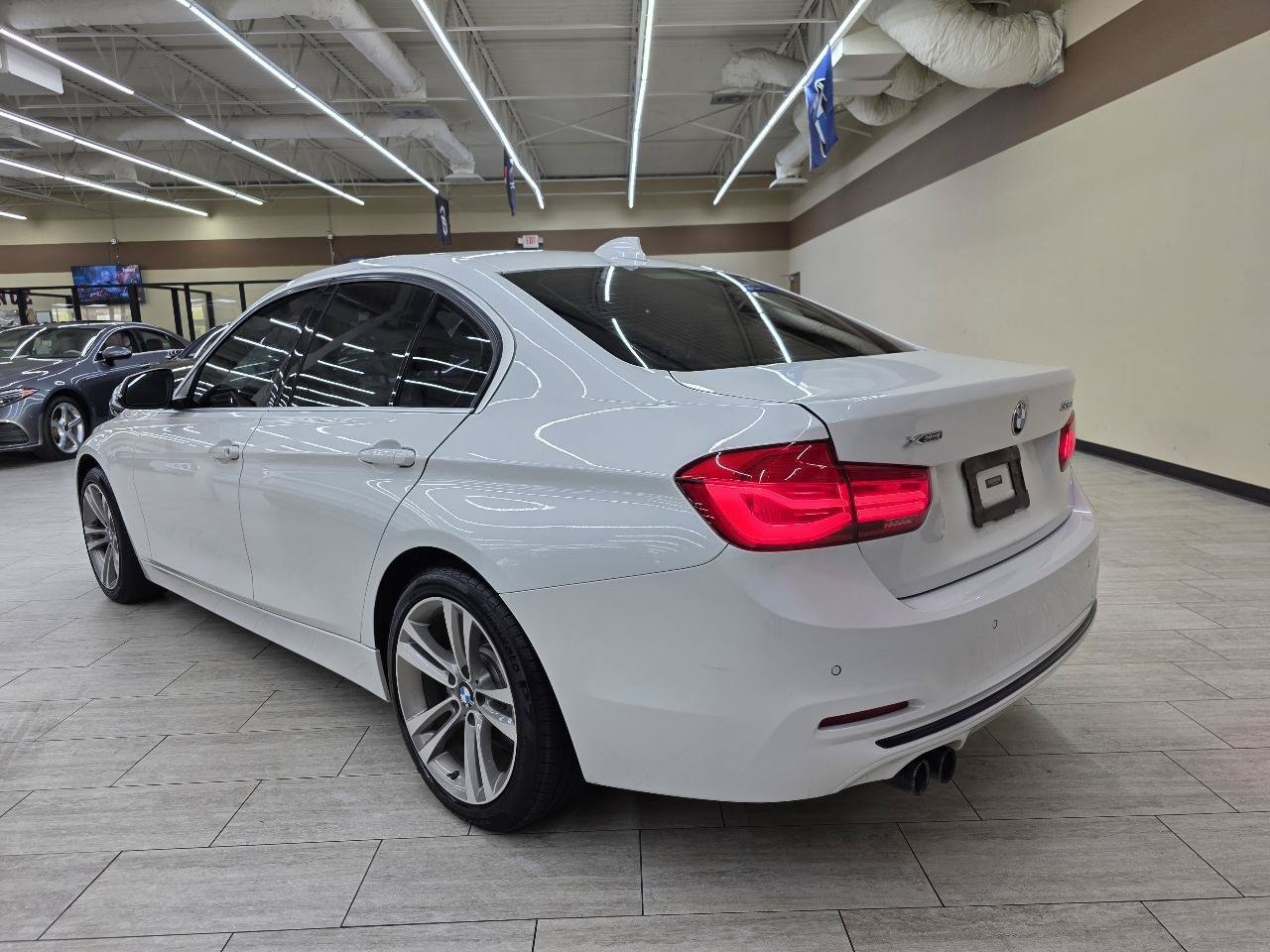 Used 2017 BMW 330i xDrive Sedan AWD/4WD image 8