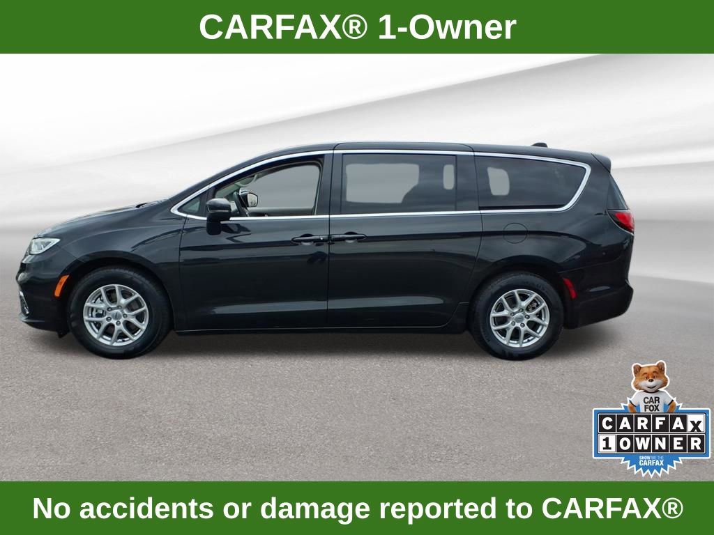 Used 2023 Chrysler Pacifica Touring-L FWD image 2
