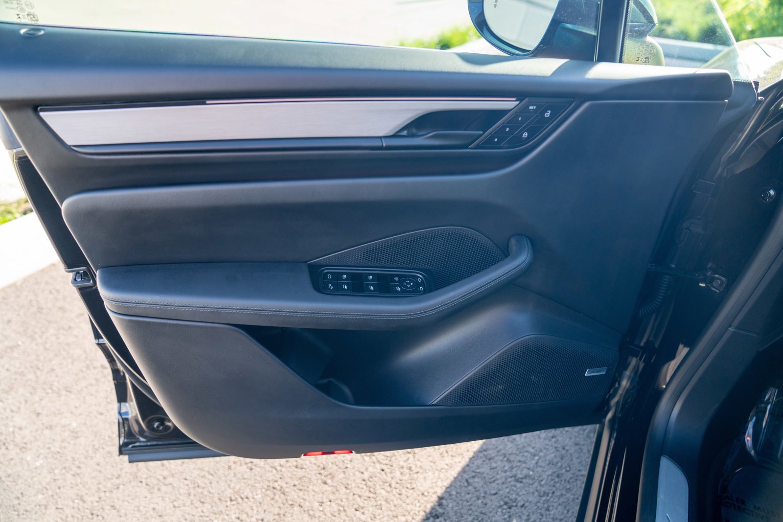 Certified 2025 Porsche Macan 4 Electric AWD/4WD image 10