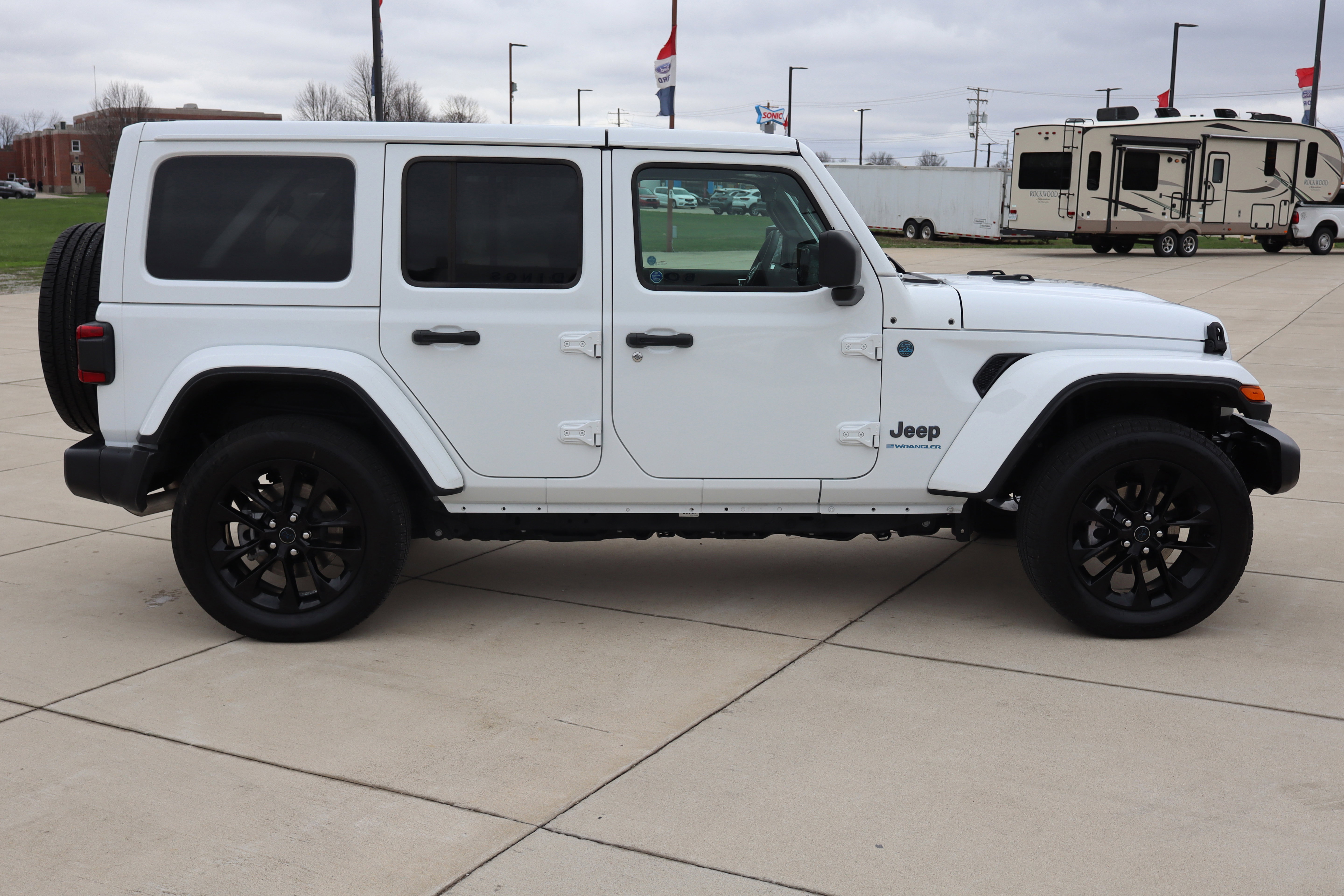Used 2025 Jeep Wrangler Sahara w/ Safety Group image 4