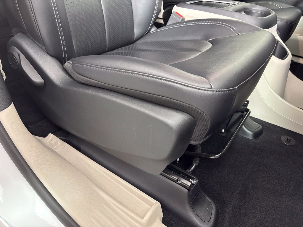 Used 2024 Chrysler Pacifica Touring-L w/ Road Tripper Package AWD/4WD image 9