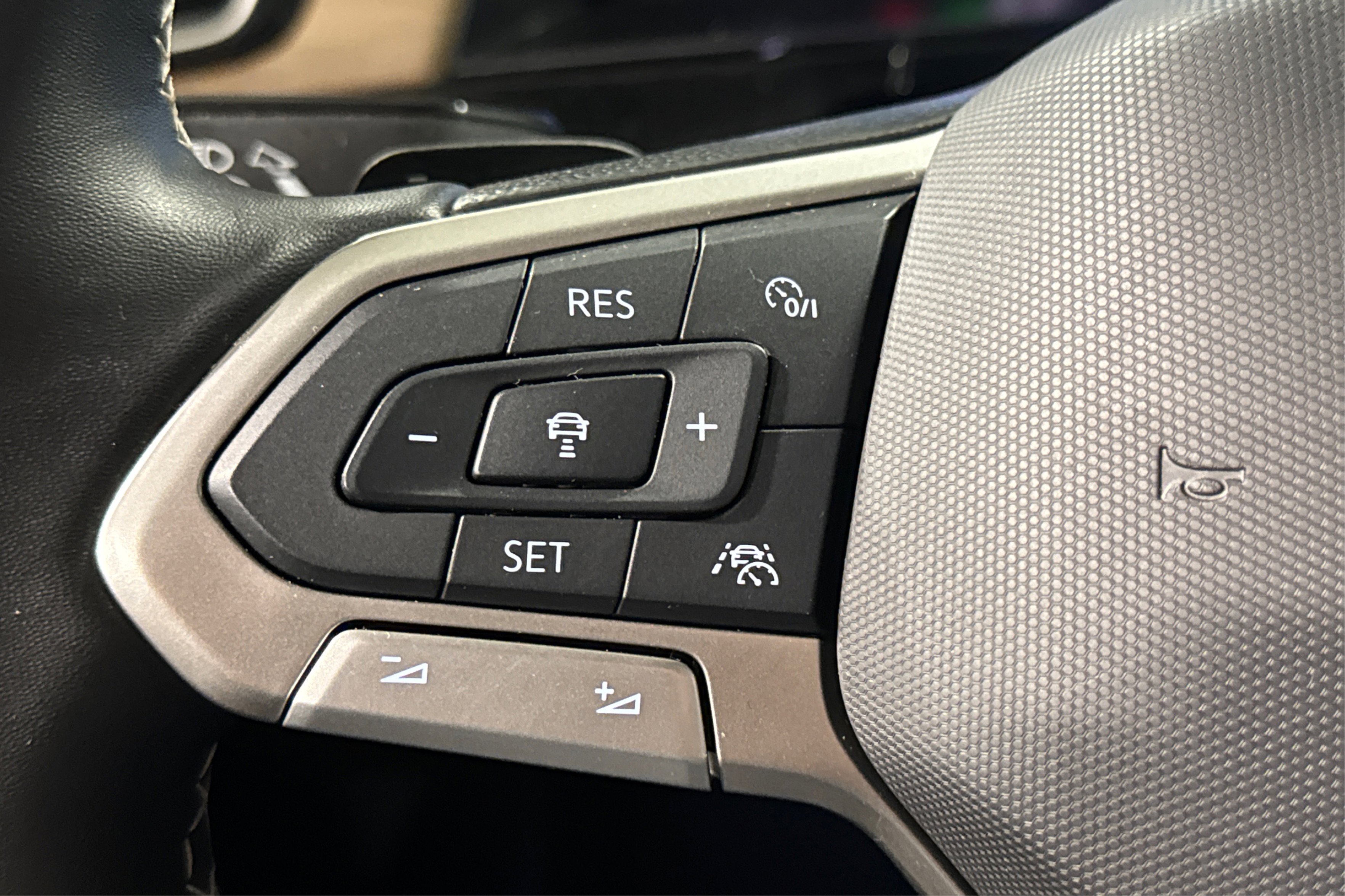 Used 2025 Volkswagen Atlas SE image 24