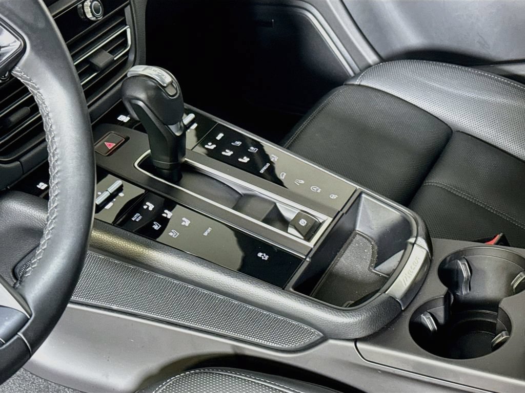Certified 2024 Porsche Macan AWD/4WD image 22