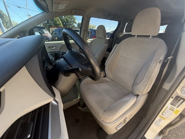 Used 2017 Toyota Sienna LE image 10