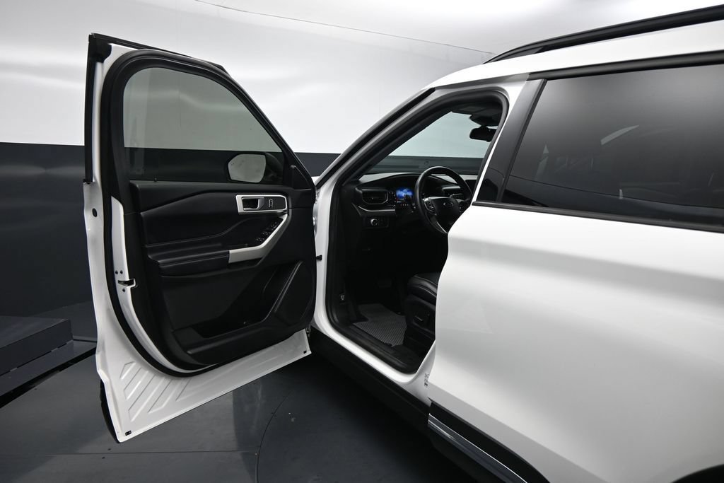 Certified 2021 Ford Explorer XLT w/ Equipment Group 202A RWD image 8