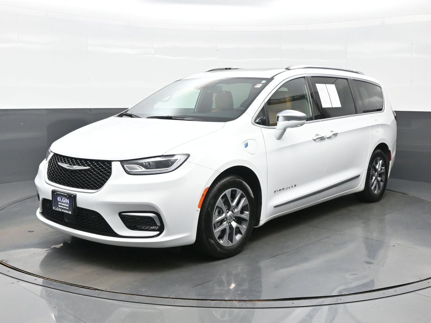 Used 2022 Chrysler Pacifica Pinnacle FWD image 2