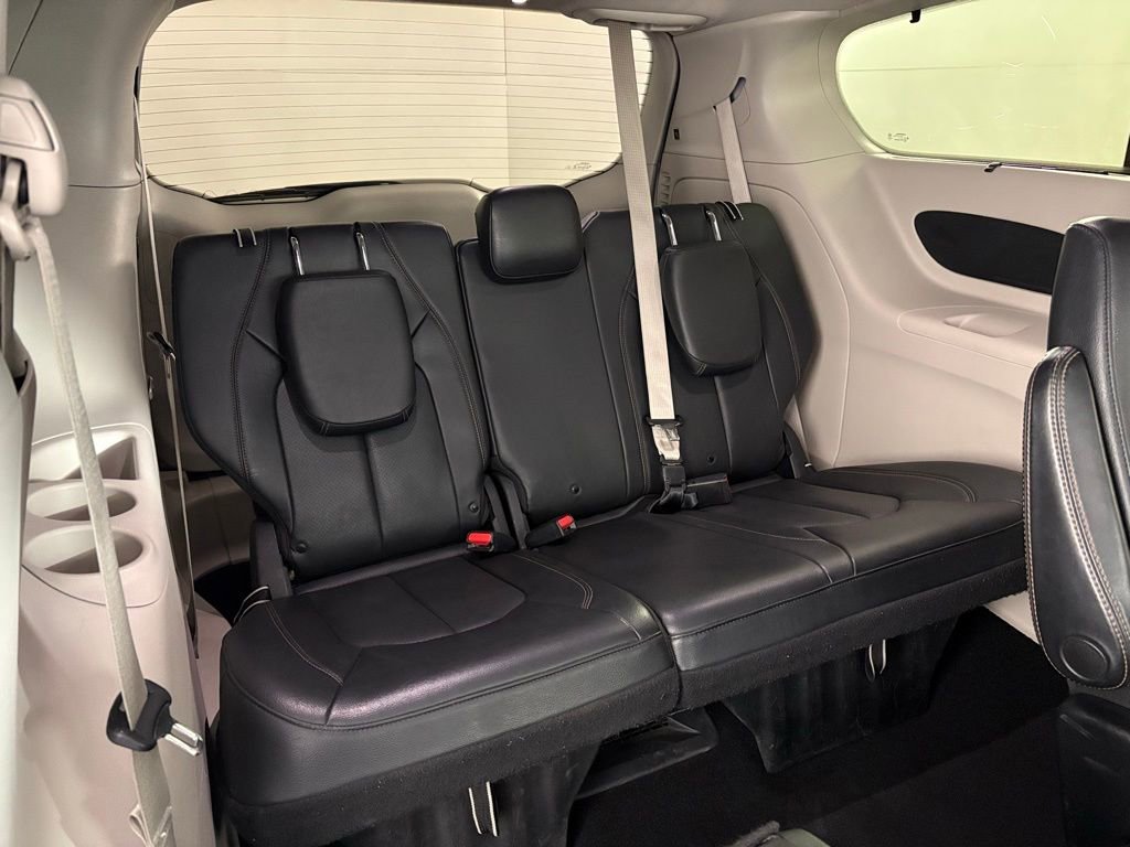 Used 2019 Chrysler Pacifica Touring-L image 38