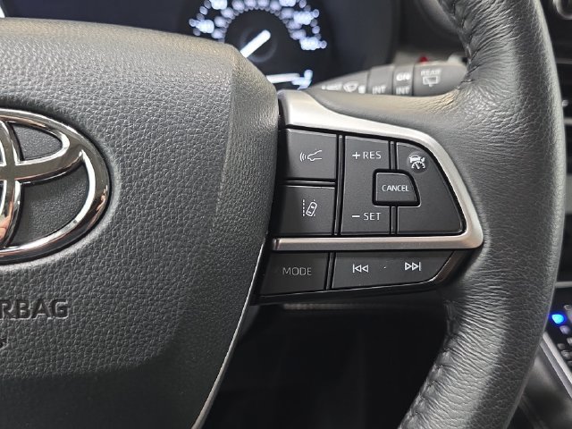 Certified 2025 Toyota Sienna XLE FWD image 14