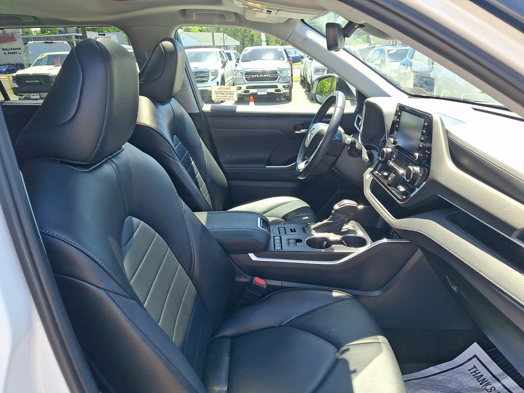 Used 2022 Toyota Highlander XLE AWD/4WD image 15