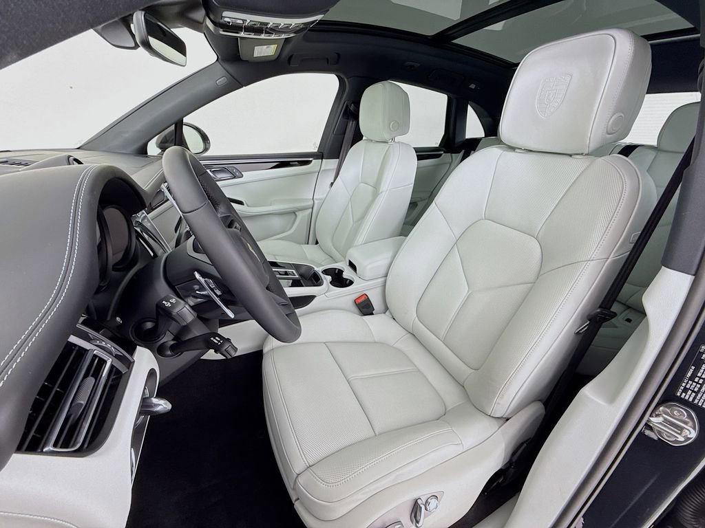 New 2026 Porsche Macan Turbo image 5