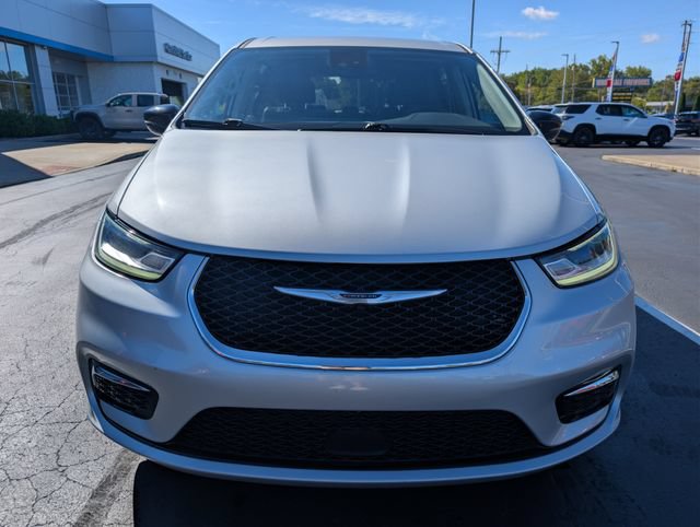 Used 2024 Chrysler Pacifica Touring-L FWD image 8