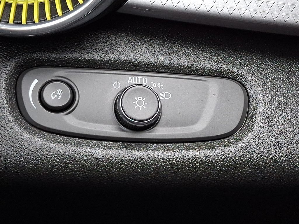 Used 2025 Chevrolet Trax LT FWD image 25