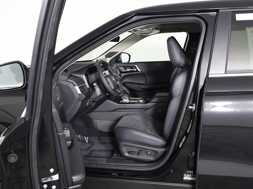 New 2025 Mitsubishi Outlander SE image 31