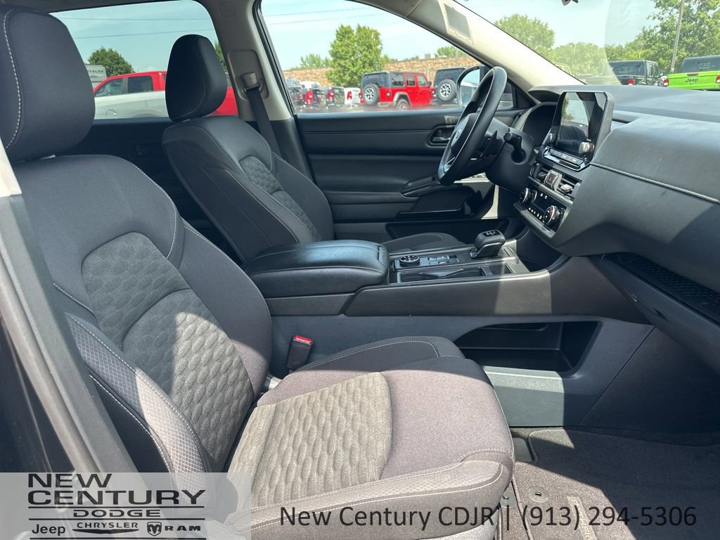 Used 2023 Nissan Pathfinder S image 16