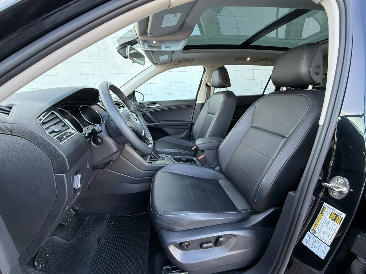 Used 2020 Volkswagen Tiguan SE w/ Panoramic Sunroof Package image 3