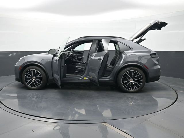 Used 2025 Porsche Macan Electric RWD image 30