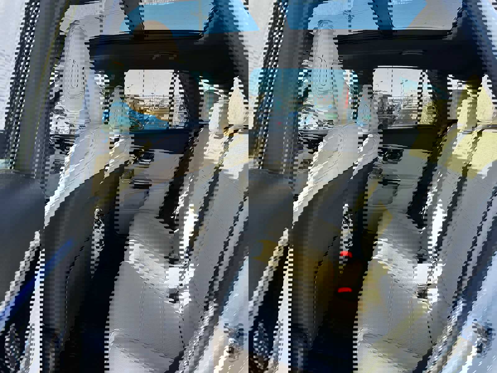 Used 2025 Mercedes-Benz GLC 350e 4MATIC image 16