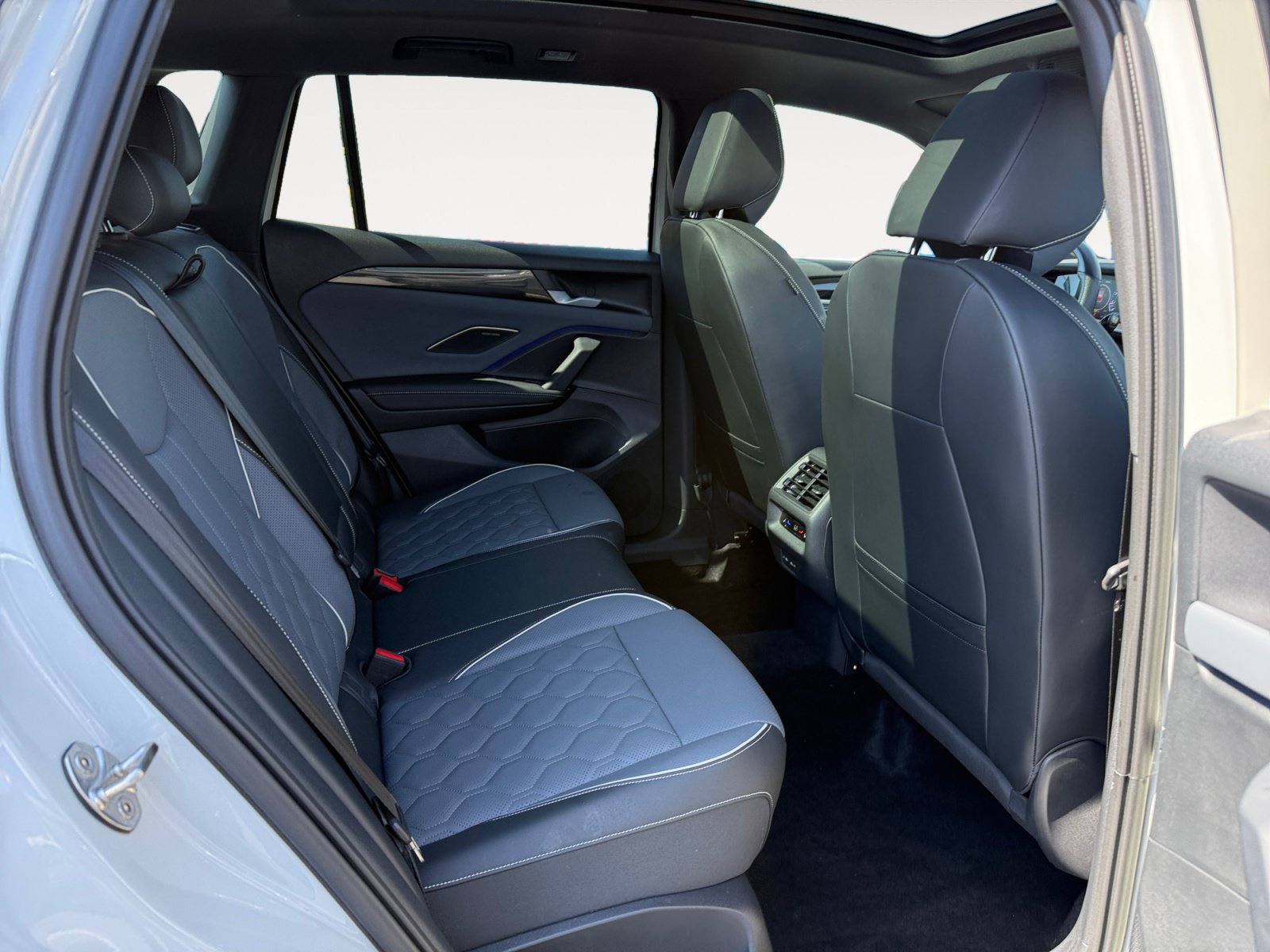 Certified 2025 Volkswagen Tiguan SEL R-Line AWD/4WD image 18