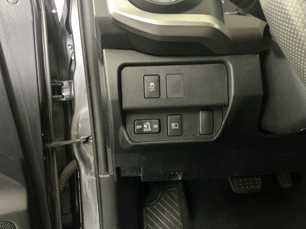 Used 2020 Toyota Tacoma SR5 w/ SR5 Appearance Package (SM) RWD image 17
