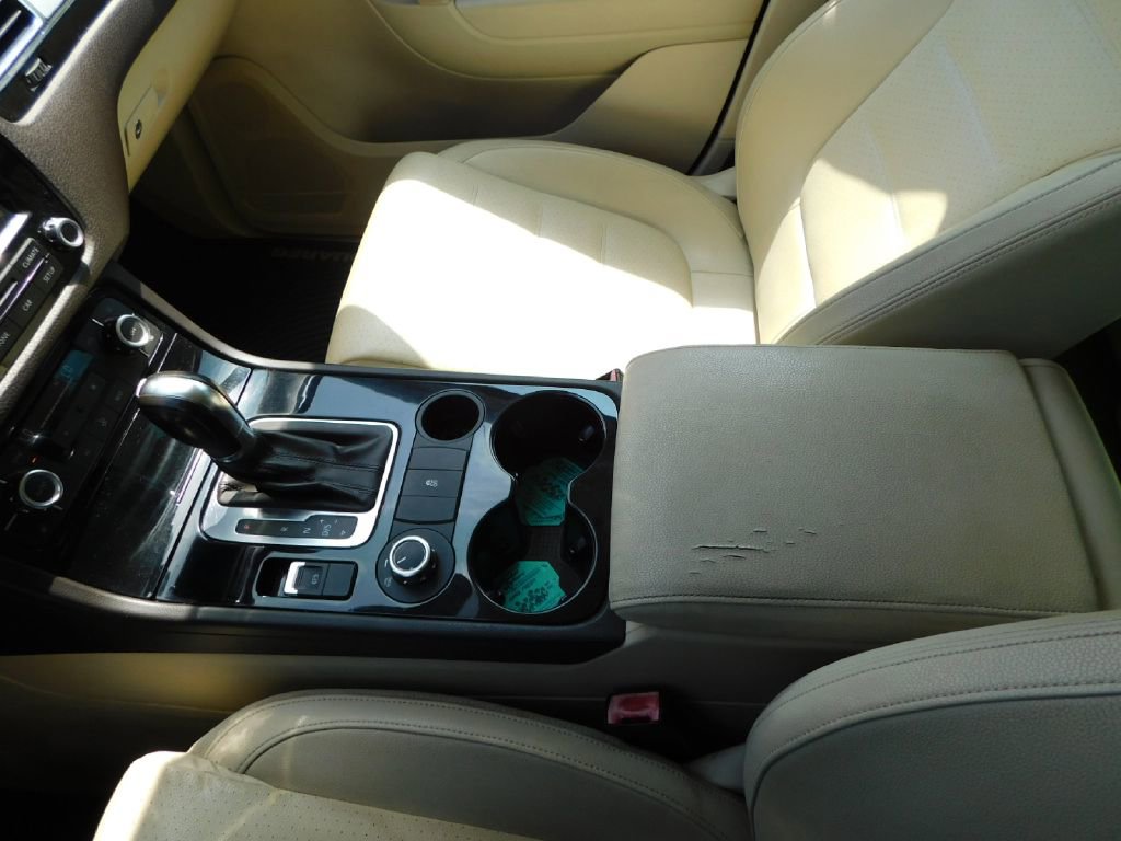 Used 2013 Volkswagen Touareg Sport image 38