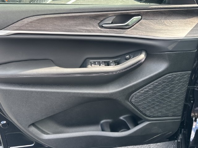 New 2027 Jeep Grand Cherokee Altitude AWD/4WD image 12