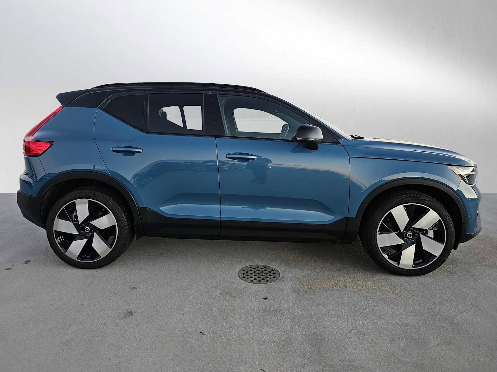 Used 2023 Volvo XC40 Recharge Ultimate image 2