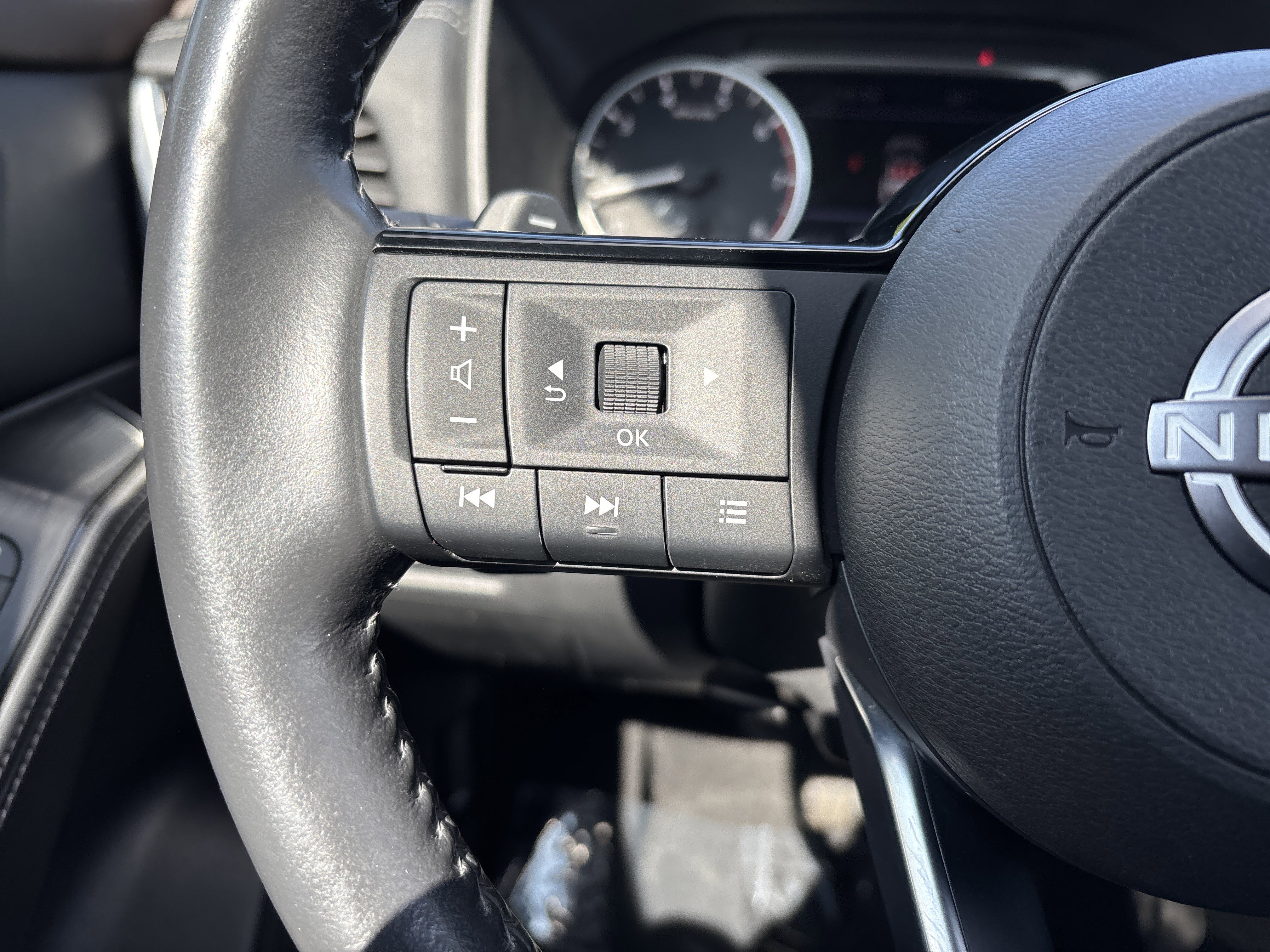 Used 2023 Nissan Rogue SL w/ SL Premium Package FWD image 18