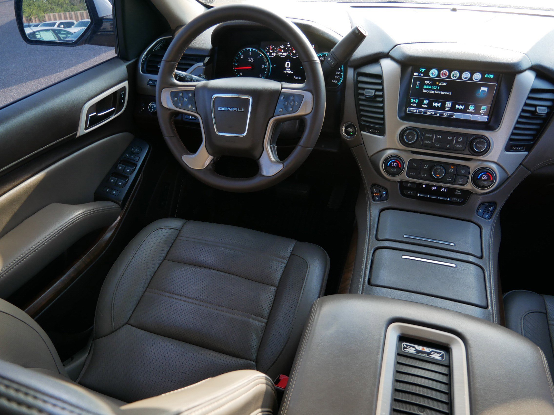Used 2019 GMC Yukon XL Denali w/ Denali Ultimate Package AWD/4WD image 9