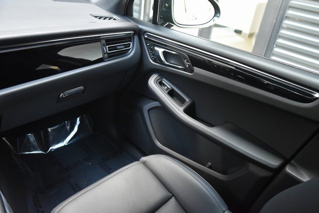 Certified 2025 Porsche Macan image 23