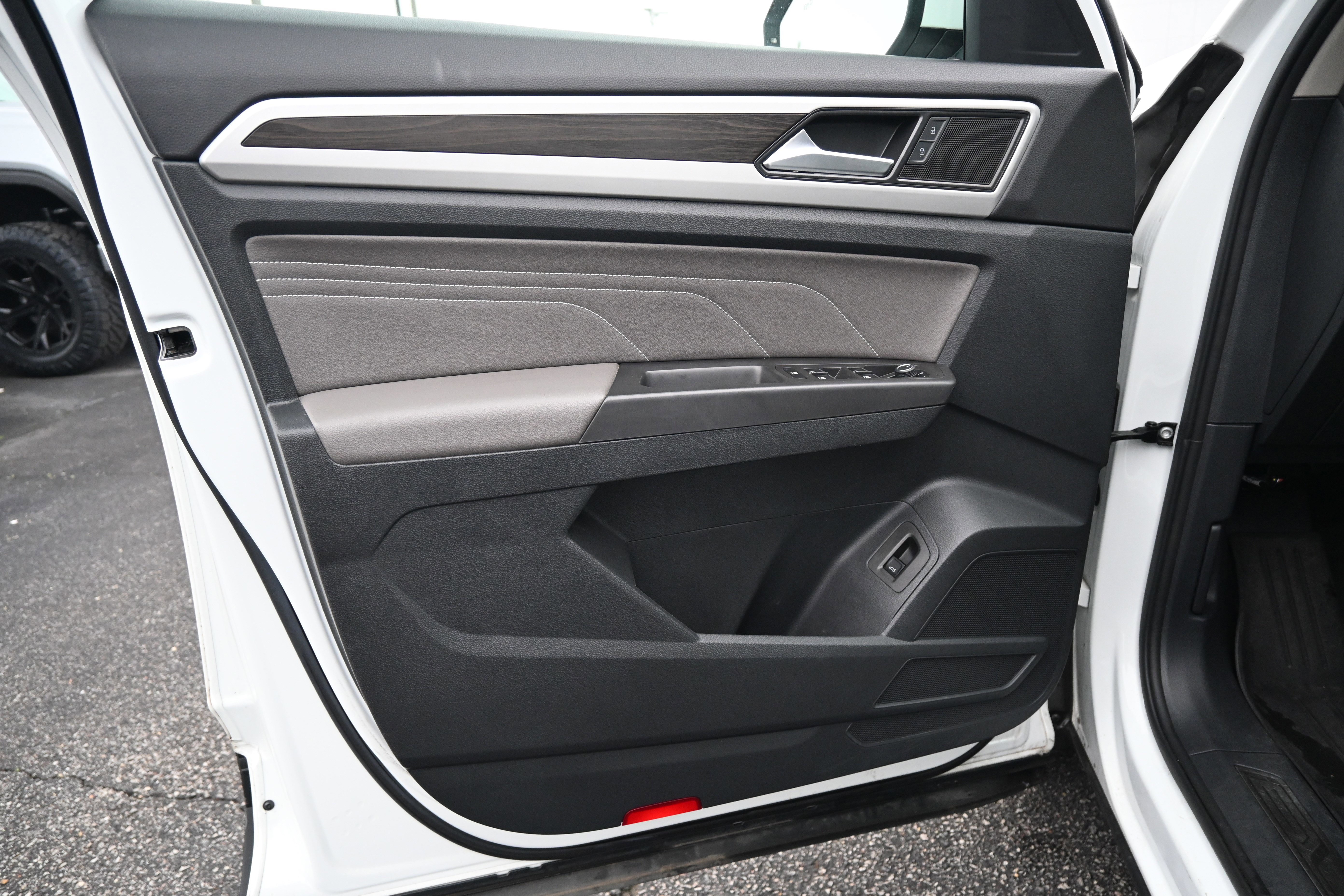 Used 2023 Volkswagen Atlas SE w/ Black Wheel Package image 15