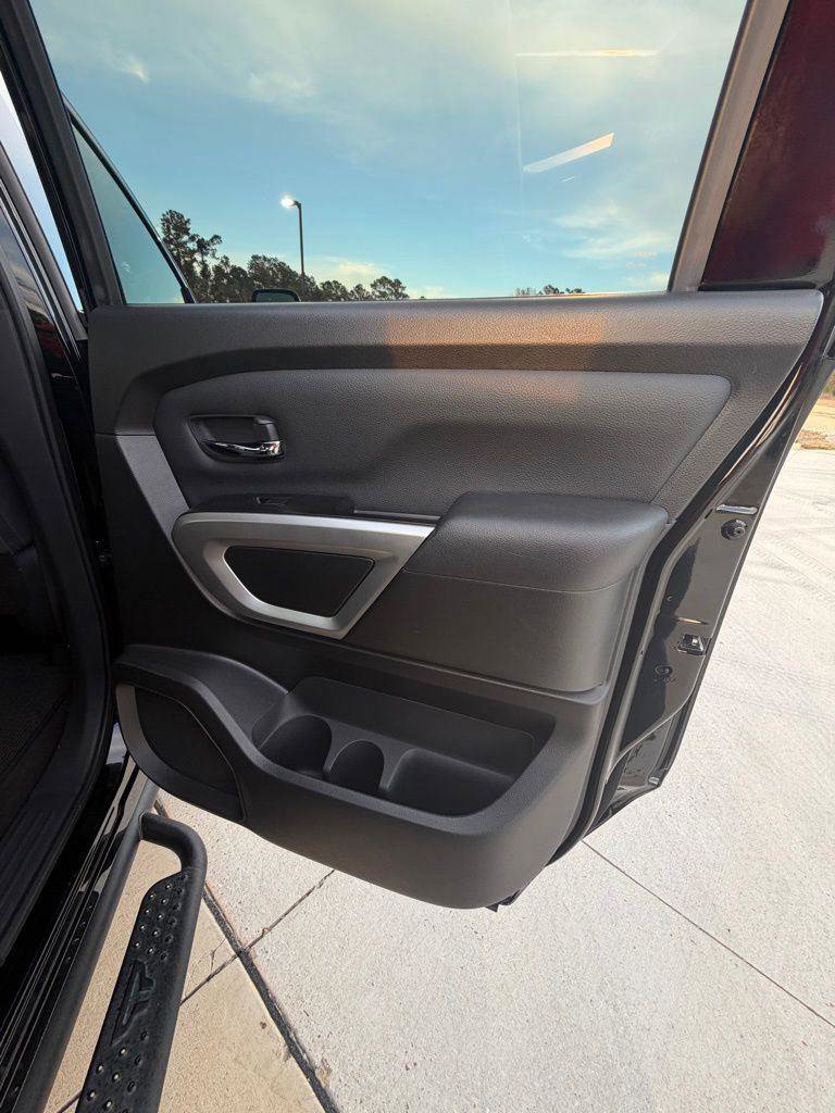 Used 2024 Nissan Titan SV w/ SV Convenience Package image 16