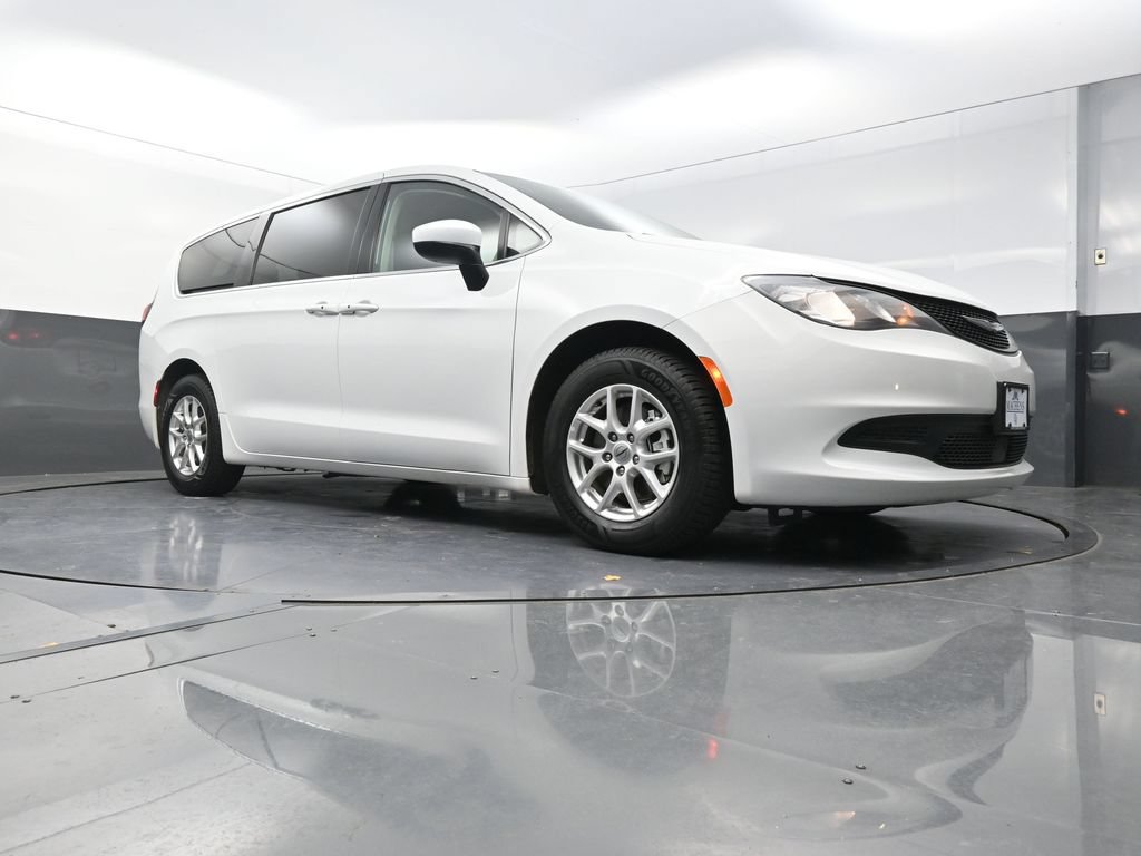 Used 2022 Chrysler Voyager LX FWD image 23