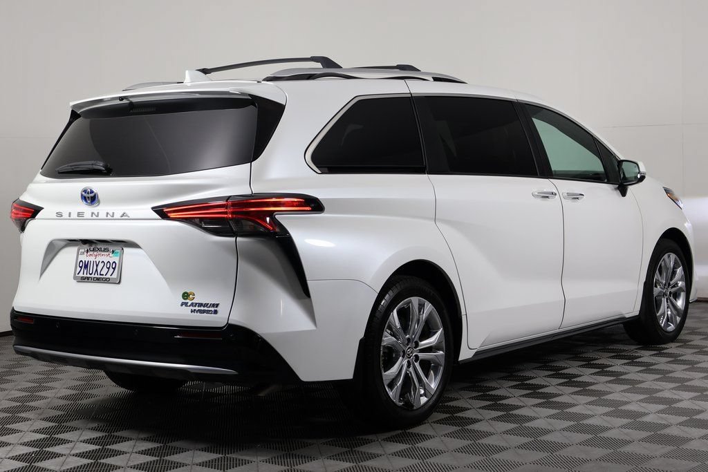 Used 2024 Toyota Sienna Platinum FWD image 4