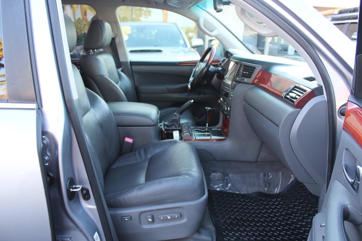 Used 2008 Lexus LX 570 4WD w/ Technology Pkg image 22