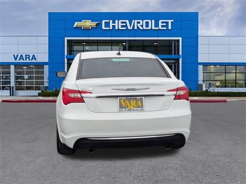 Used 2011 Chrysler 200 Limited FWD image 4