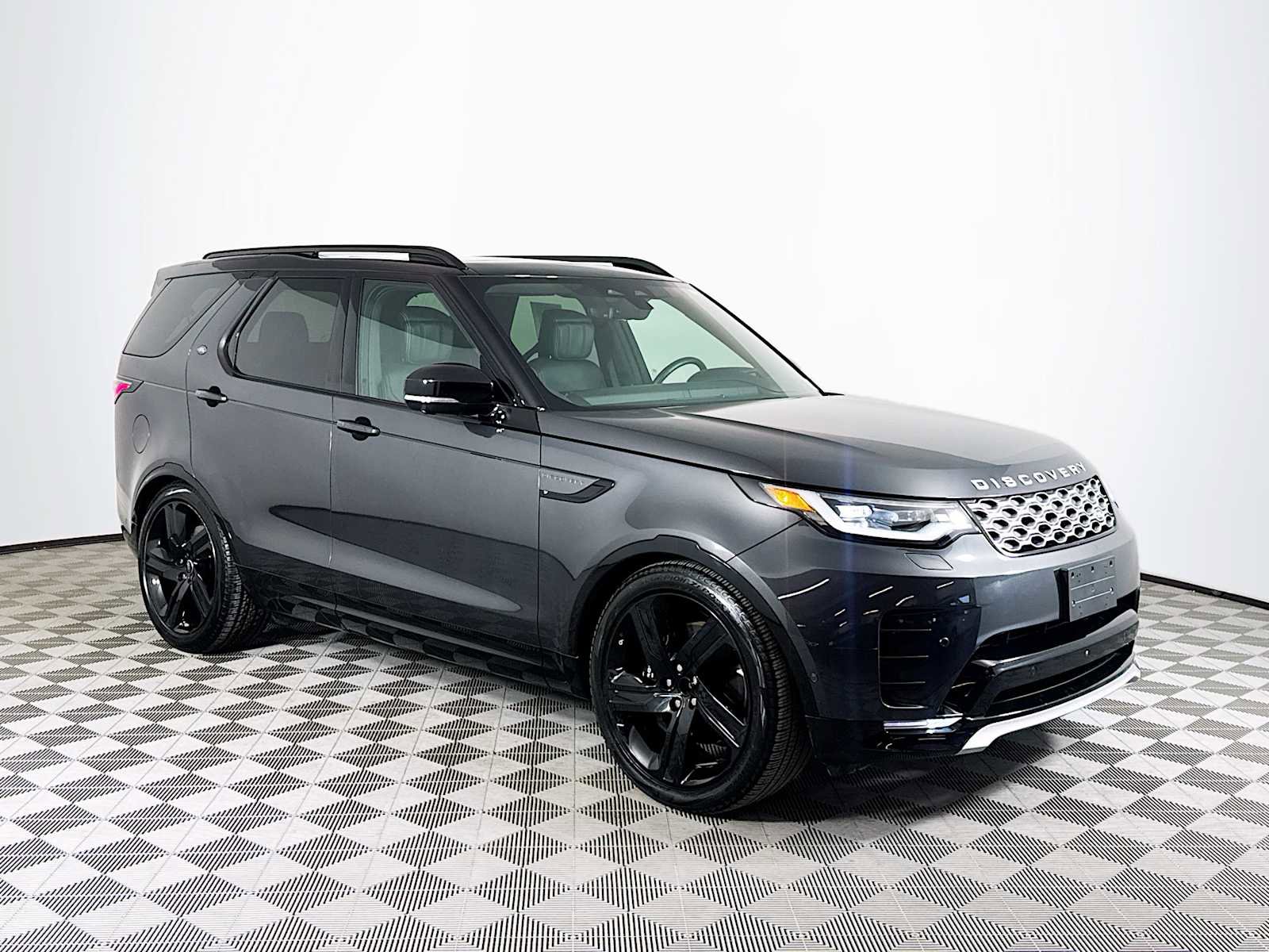 Used 2024 Land Rover Discovery Metropolitan Edition image 3