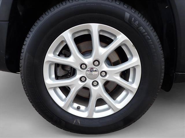Used 2015 Jeep Cherokee Latitude AWD/4WD image 7