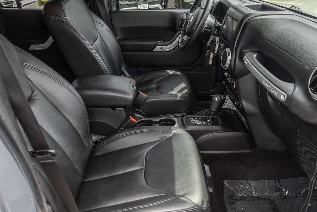 Used 2017 Jeep Wrangler Unlimited Sahara w/ Connectivity Group AWD/4WD image 32
