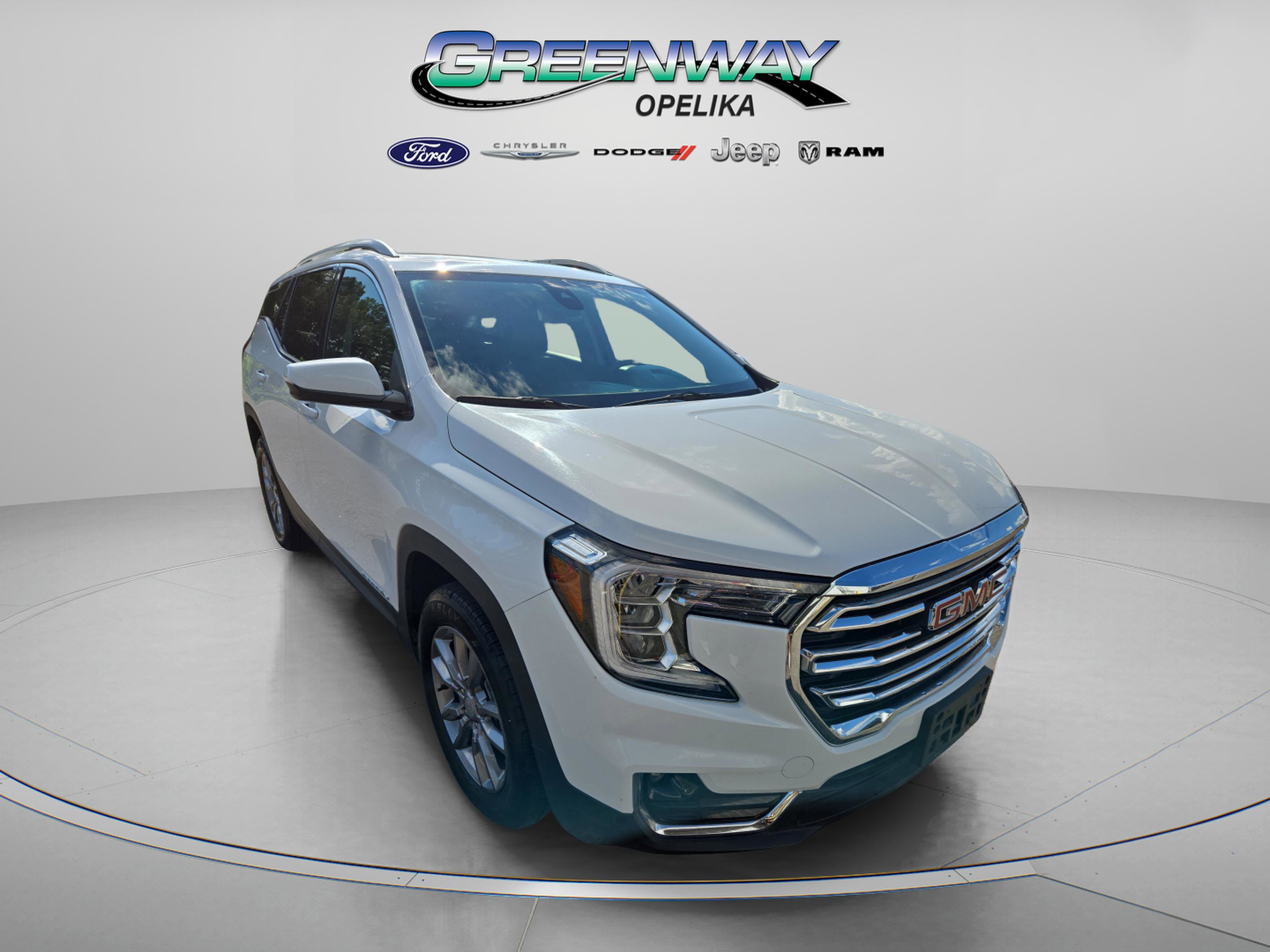 Used 2024 GMC Terrain SLT image 1