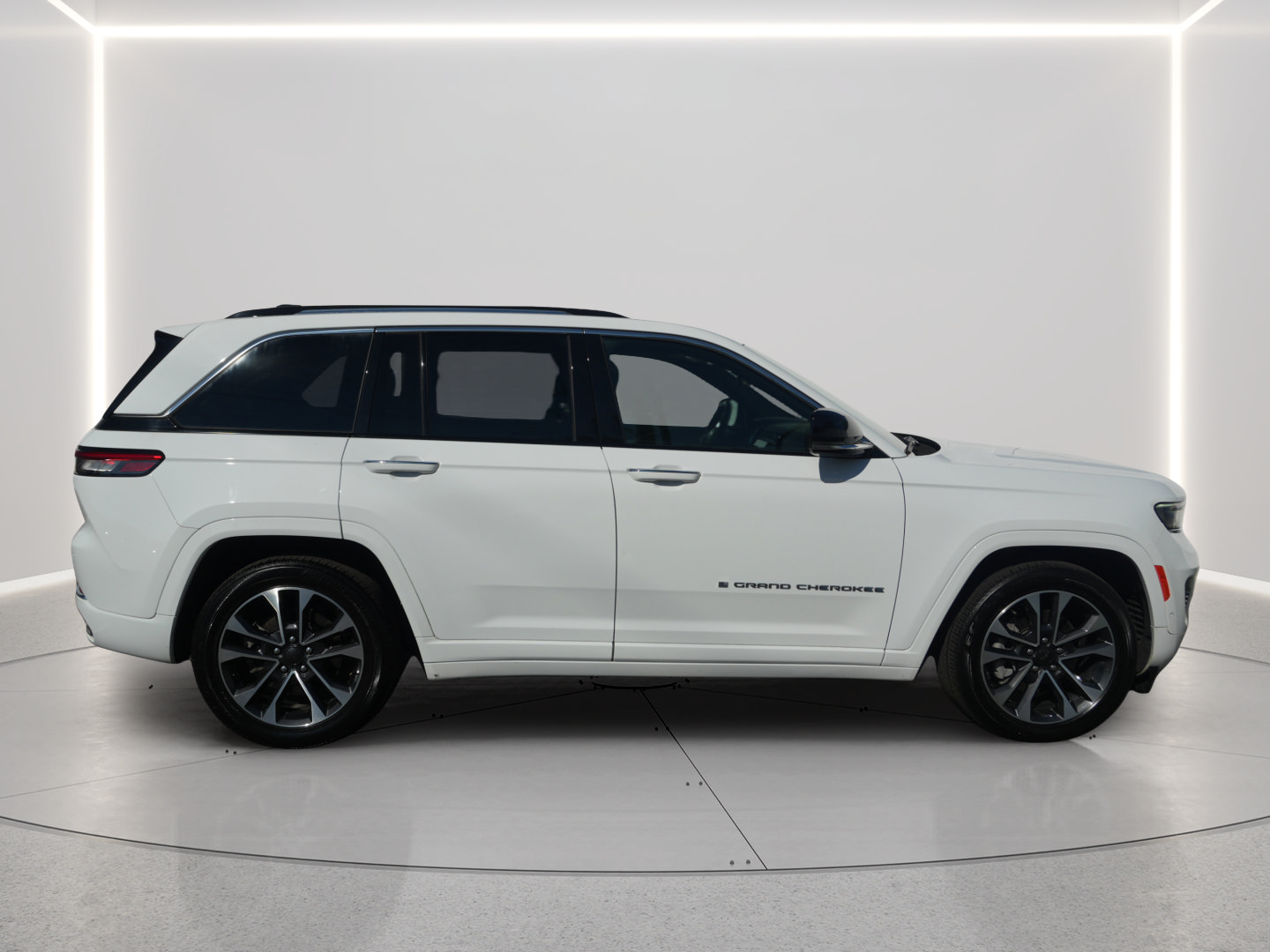 Used 2022 Jeep Grand Cherokee Overland 4xe AWD/4WD image 6