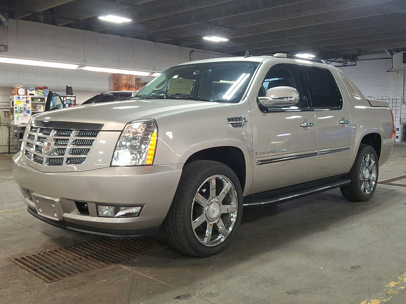 Used 2008 Cadillac Escalade EXT AWD/4WD image 3