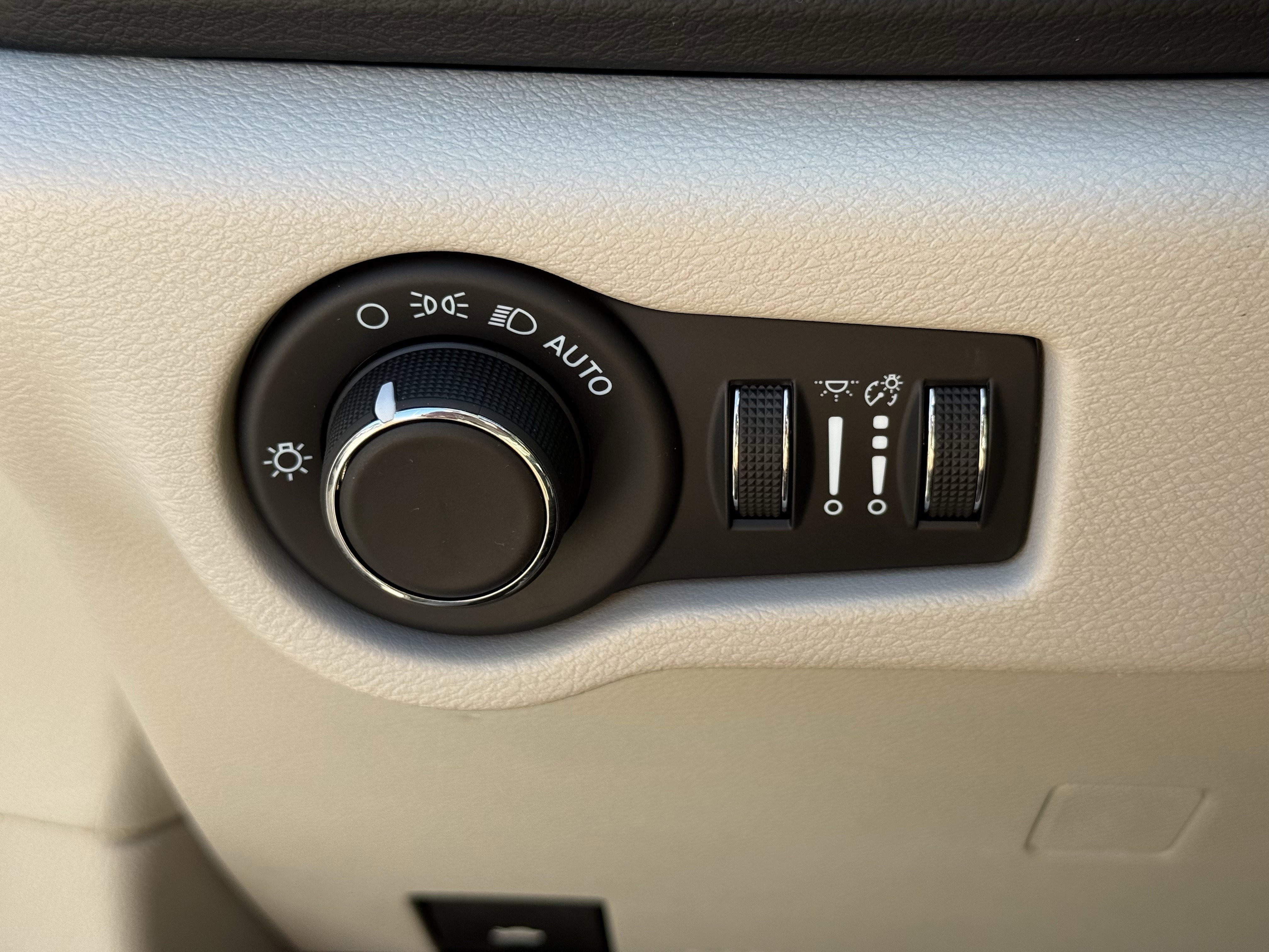 Used 2023 Chrysler Voyager LX image 25