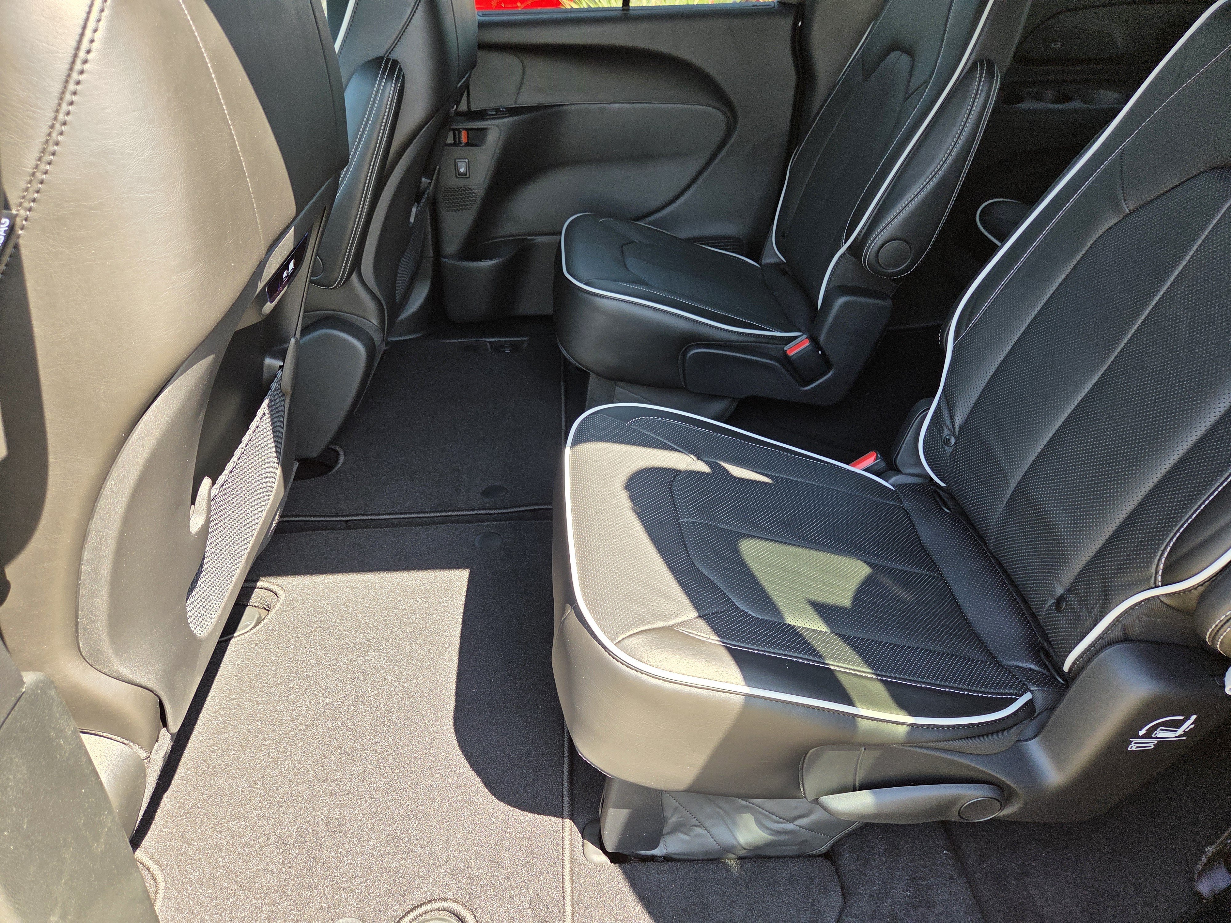 New 2027 Chrysler Pacifica Limited w/ Trailer Tow Group FWD image 24