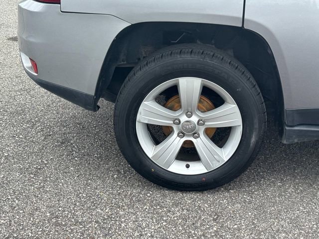 Used 2016 Jeep Compass Latitude FWD image 12