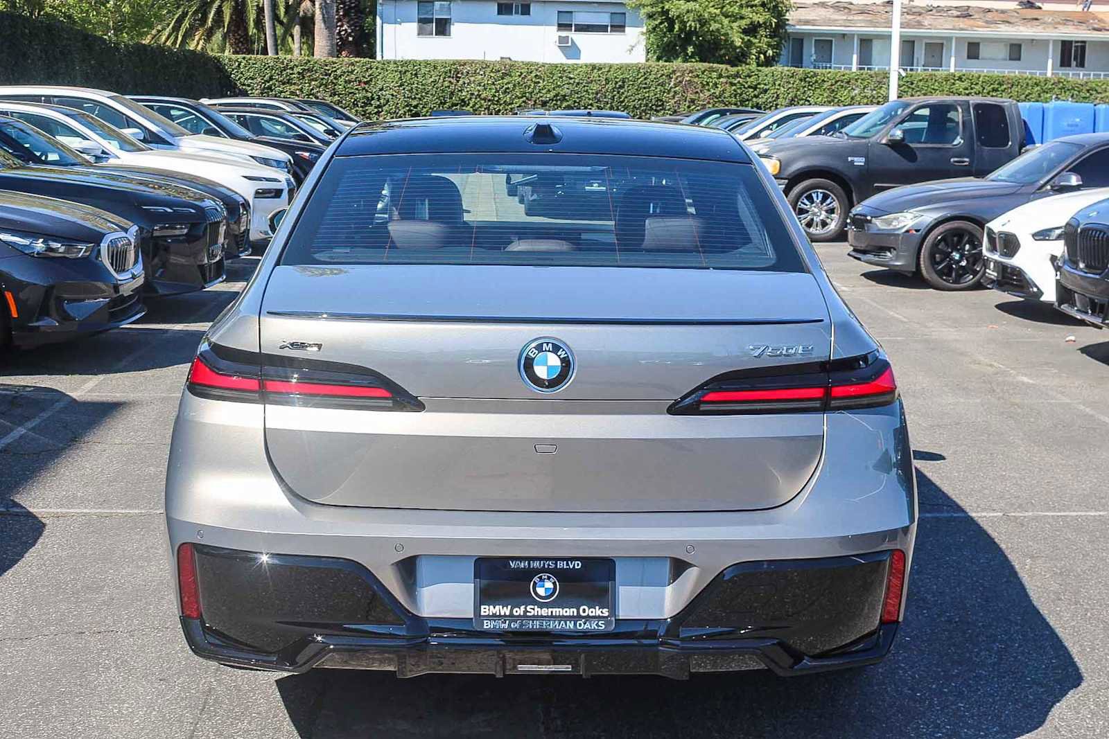 New 2026 BMW 750e xDrive w/ Premium Package image 9