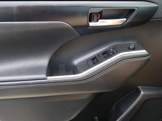 Used 2023 Toyota Highlander XLE AWD/4WD image 12
