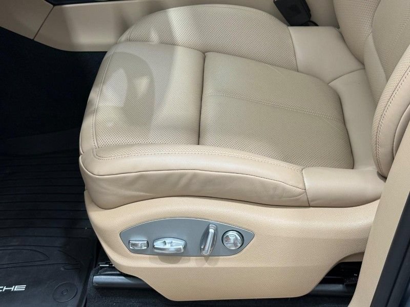 Certified 2025 Porsche Macan AWD/4WD image 26